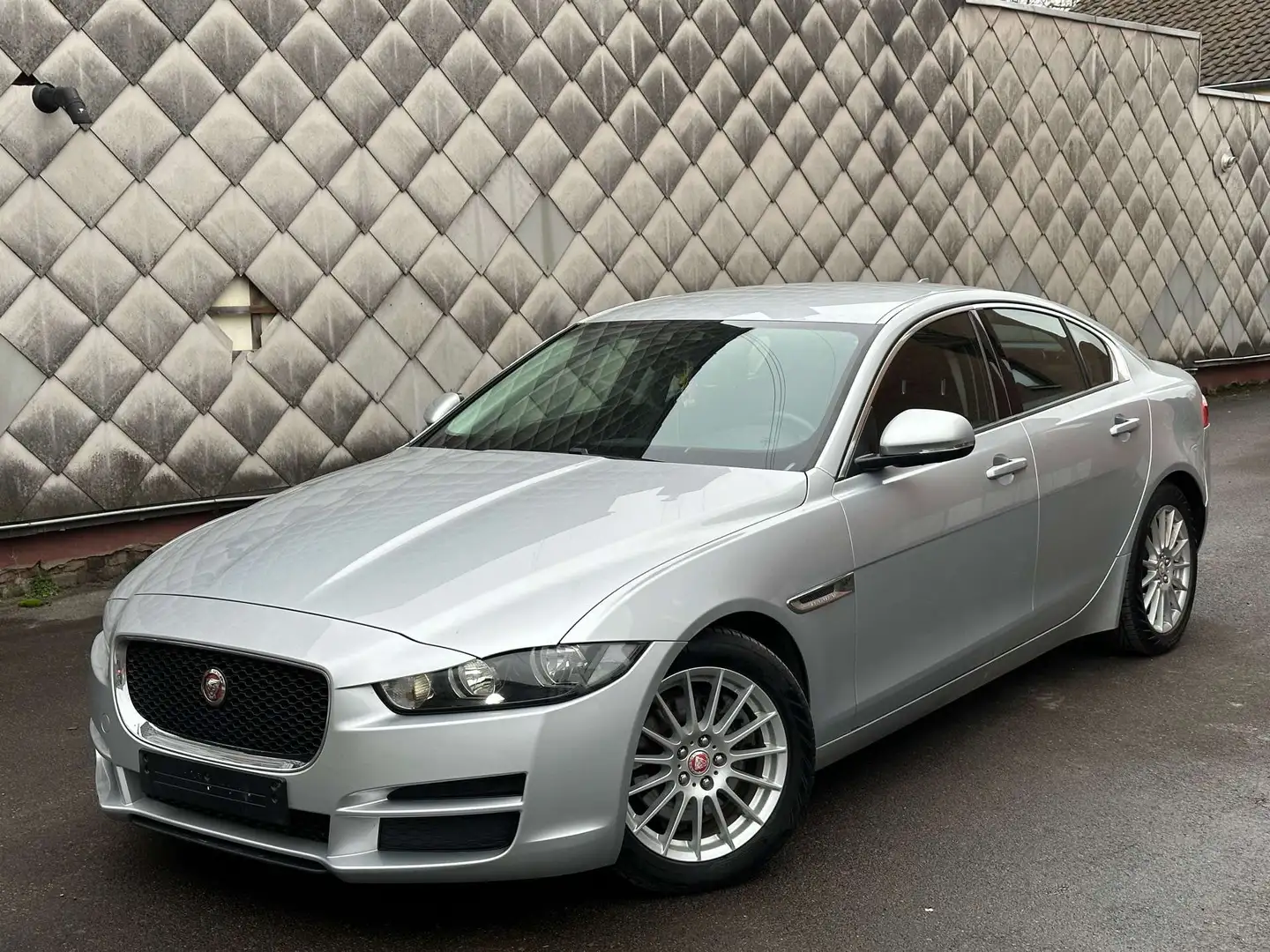 Jaguar  XE D180 R-DYNAMIC SE BVA8